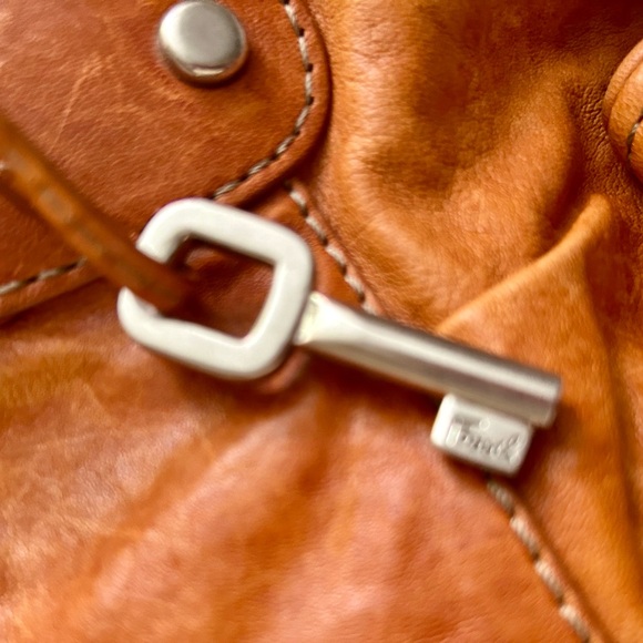 Fossil Distressed Leather Large Shoulder Bag Key Charm - Picture 13 of 14